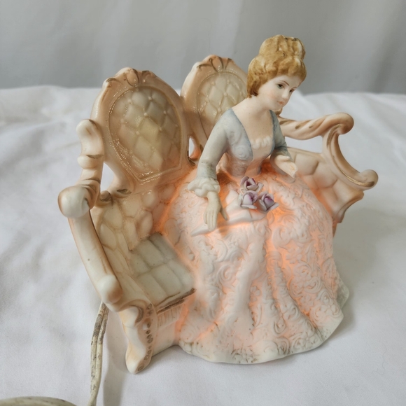 Bordeaux Lady in Waiting Porcelain [Night Light *] Excellent Condition. - Picture 2 of 13